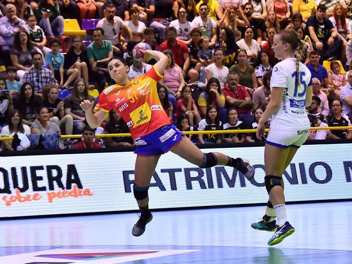 Paula Valdivia, en una imagen de archivo con la selección española / RFEBM