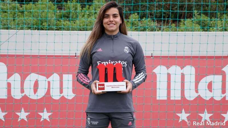Misa Rodríguez, portera del Real Madrid femenino, con el premio/TA.