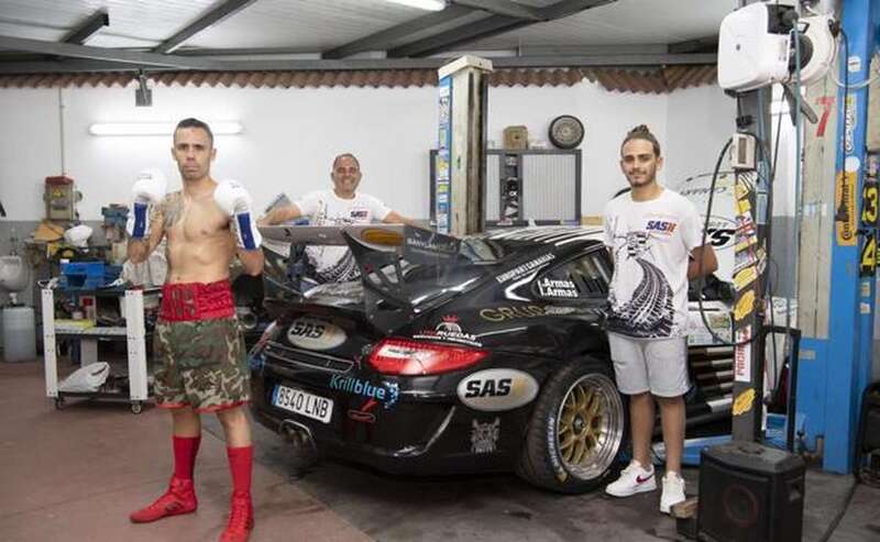 Zeus, Iván júnior e Iván sénior, fotografiados con su ropa de faena en la casa del piloto en Marzagán / C7 Juan Carlos Alonso