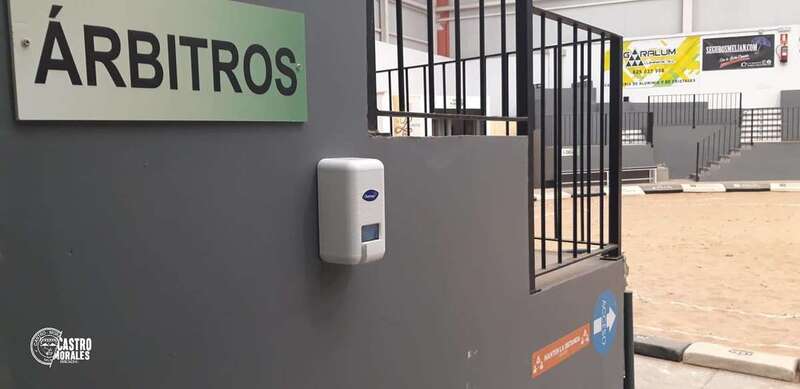 Dispensador colocado en el equipamiento deportivo de Lomo Cementerio/Castro Morales.