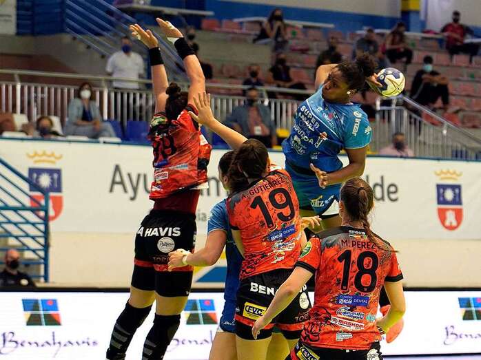 Imagen del partido entre donostiarras y malagueñas/J. Núñez/RFEBM.