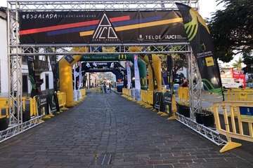 San Juan acogió esta mañana la salida de la prueba de montaña Escalada al Pico de las Nieves/TA.