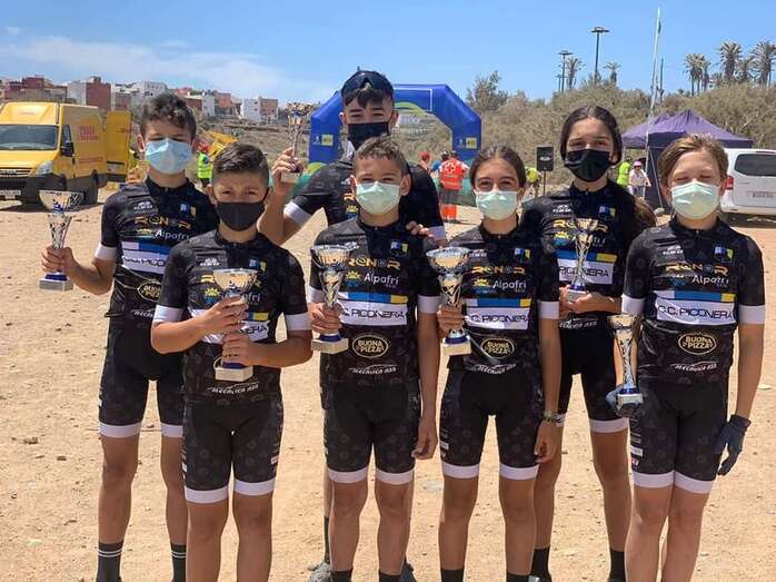 Las jóvenes promesas del CC Piconera muestran los trofeos conseguidos/TA.