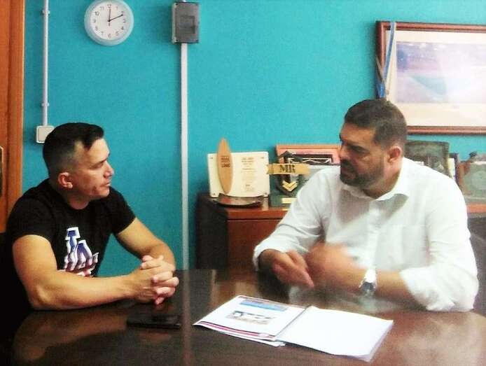  Josué Fernández (i), en una imagen de archivo junto al concejal Diego Ojeda (d) / TA