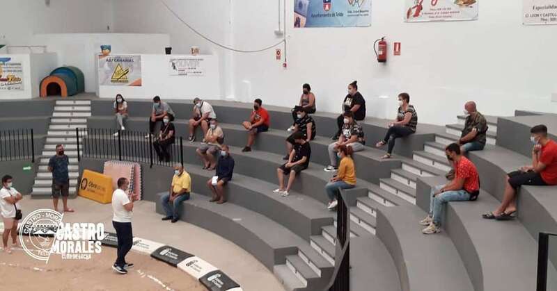 El club explica a sus componentes las diferentes fases que se llevarán a cabo / TA