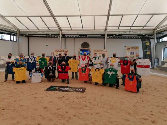 El Cabildo entregó este martes ropa de brega a los equipos de lucha de la Isla/TA.