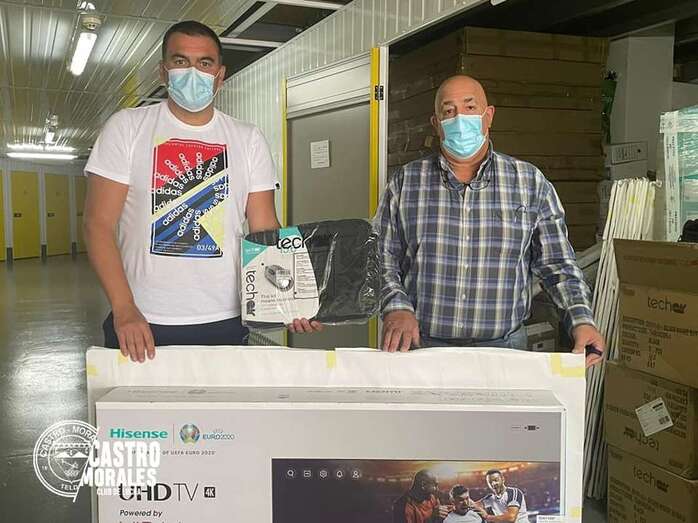 Momento de la entrega del video-marcador al club teldense/TA.