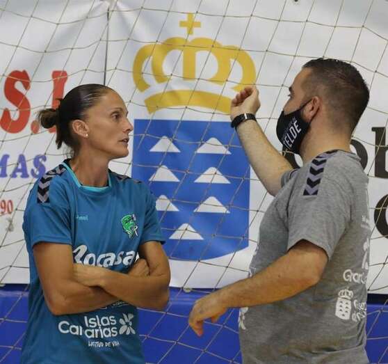 Cuesta con Silvia Navarro durante el entrenamiento. Imagen/Elvira Urquijo/EFE.