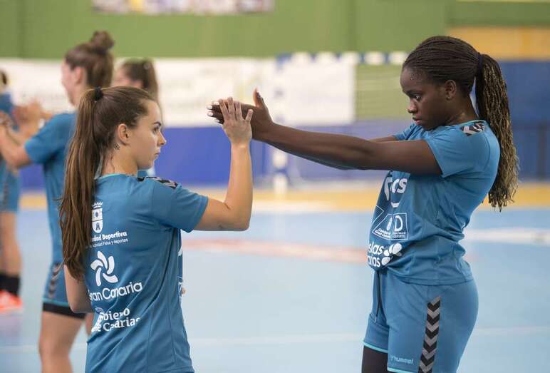 La lanzaroteña Esther de Miguel (d) junto a una compañera del equipo/TA.