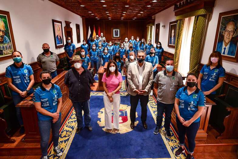 La representación del Rocasa, en el salón de Plenos con la alcaldesa Carmen Hernández y concejal de Deportes/TA