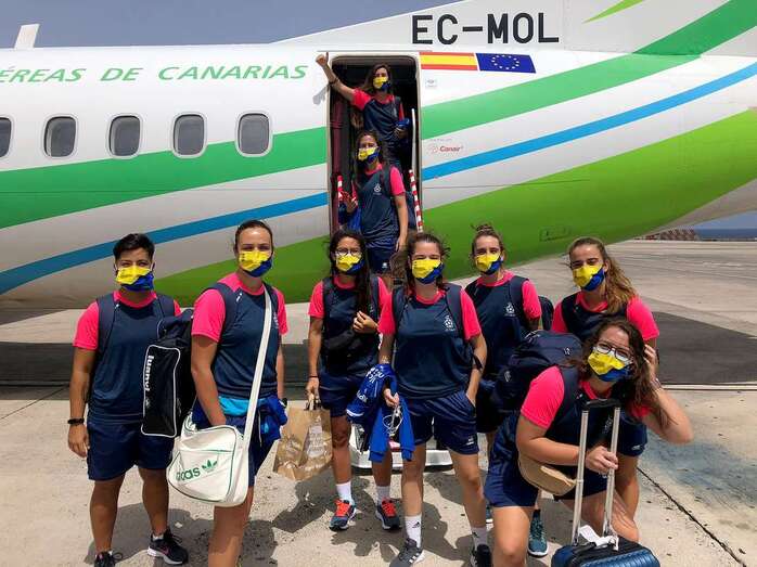 El equipo teldense junto al avión de Binter/TA.