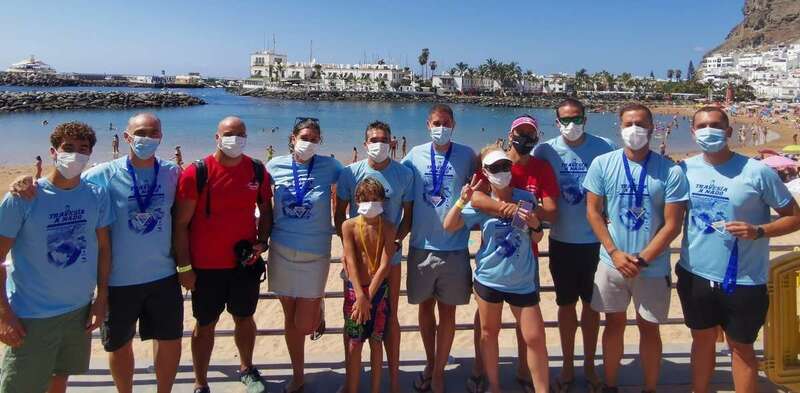 Nadadores del club teldense con sus medallas/TA.