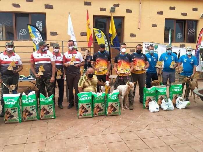 Imagen de la entrega de trofeos a los equipos ganadores del campeonato/TA.