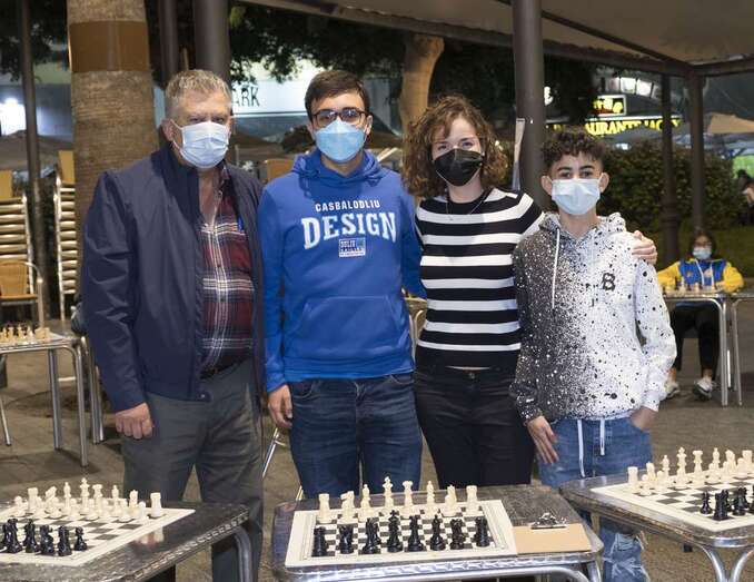 Sabrina Vega con dos jóvenes promesas del ajedrez de Telde y el presidente del CA Telde-Los Llanos/TA.