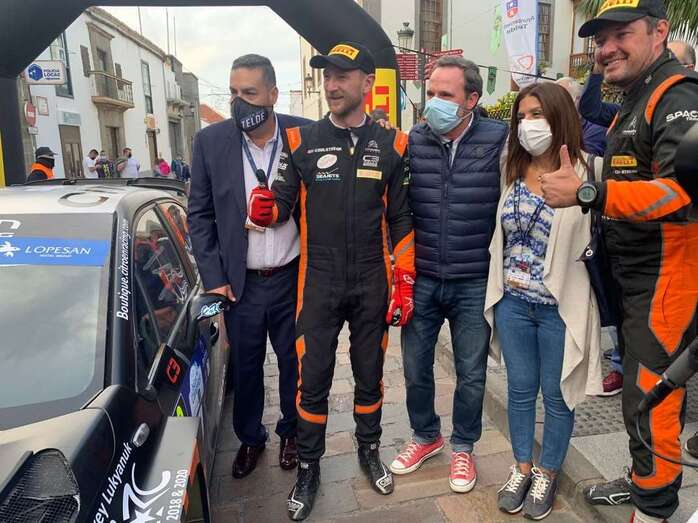La alcaldesa y los ediles Diego Ojeda y Eloy Santana con los ganadores de la prueba, esta tarde en San Juan/TA.