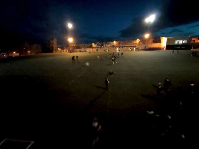 Imagen del campo municipal de Las Huesas en penumbra / TA