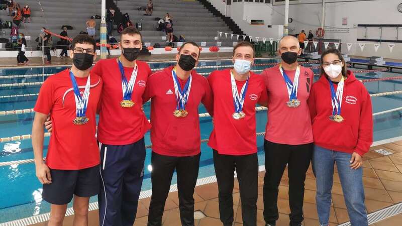Nadadores del equipo Faynagua-Telde luciendo las medallas obtenidas/TA.