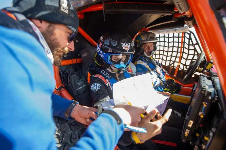 Pedro Peñate y Rosa Romero, en su vehículo/TA.