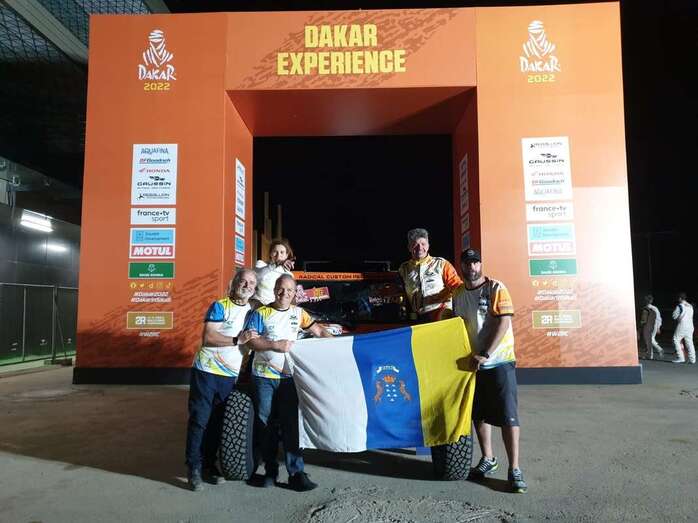 El equipo onde la bandera canaria en la meta/TA.