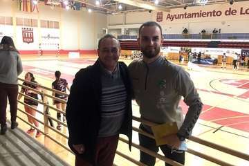 El profesor teldense Antonio Hernández Lobo, residente en La Rioja, apoyó al Rocasa desde las gradas/TA.