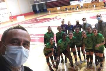 El profesor teldense Antonio Hernández Lobo, residente en La Rioja, apoyó al Rocasa desde las gradas/TA.