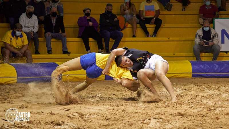 Momento de la luchada/CL Castro Morales.