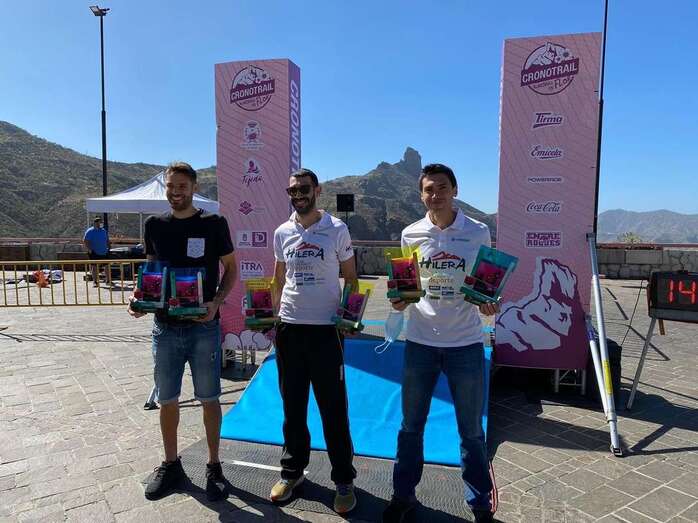 Podio de los tres primeros clasificados. Villén es el primero por la derecha/TA.