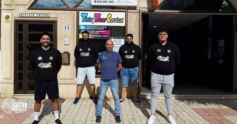 Luchadores del Castro con Manolo Santana, gerente de Tinta Toner Telde/Castro Morales.