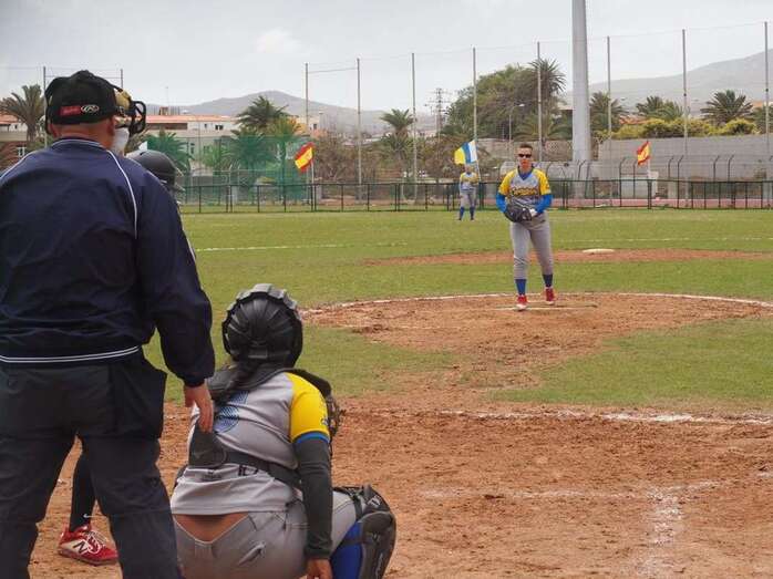 Jugadora de softball en el campo de El Hornillo/TA.