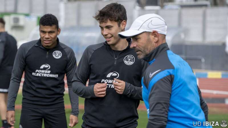 Pablo Trapiello junto a Paco Jémez/UDIbiza.