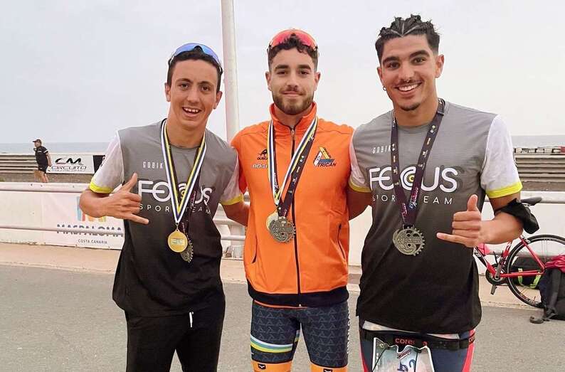 Carmelo Santana, en el centro de la imagen / TA