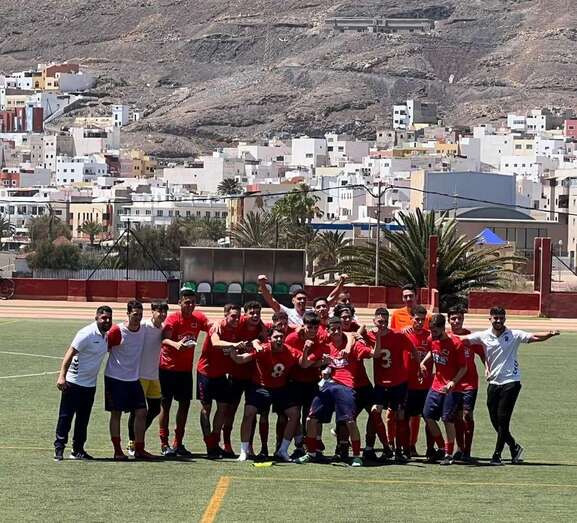 El equipo teldense festeja el triunfo/TA.