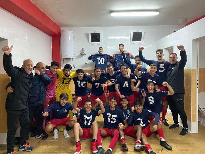 El equipo festeja el ascenso/TA.