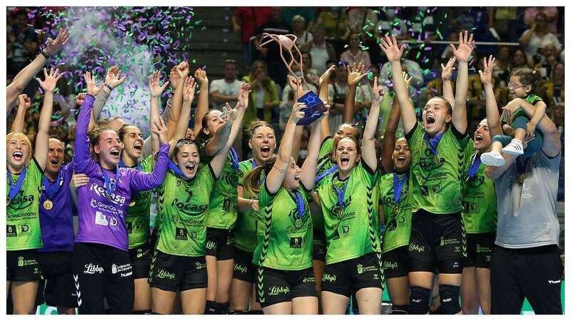 Imagen del equipo festejando la copa europea/TA.