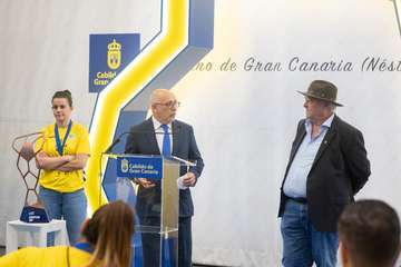 El Rocasa Gran Canaria completa un tour de visitas para celebrar la conquista de la EHF European Cup/TA.