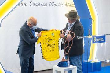 El Rocasa Gran Canaria completa un tour de visitas para celebrar la conquista de la EHF European Cup/TA.