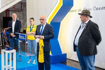 El Rocasa Gran Canaria completa un tour de visitas para celebrar la conquista de la EHF European Cup/TA.