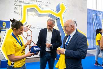 El Rocasa Gran Canaria completa un tour de visitas para celebrar la conquista de la EHF European Cup/TA.