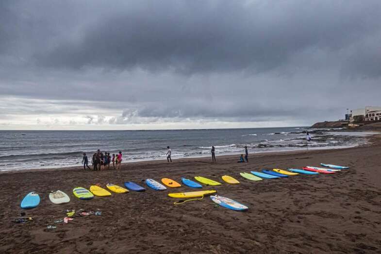 Imagen del curso de verano de surf en Salinetas el pasado año/TA.