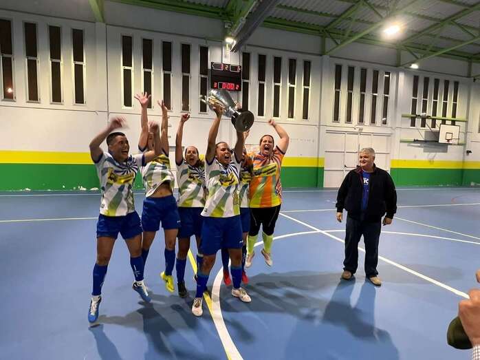Las jugadoras del equipo jinamero alzan la copa tras el triunfo cosechado/TA.