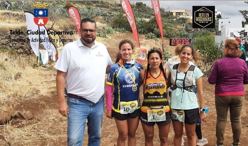 En la foto, las tres primeras clasificadas de la carrera larga con el concejal de Deportes de Telde, Diego Ojeda.