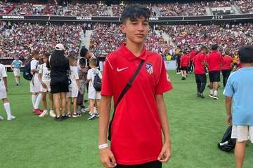 Cinco jóvenes de Telde sobre el césped del Wanda/TA.