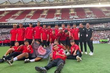 Cinco jóvenes de Telde sobre el césped del Wanda/TA.