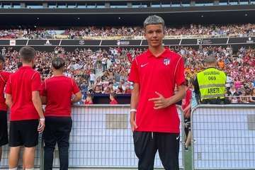 Cinco jóvenes de Telde sobre el césped del Wanda/TA.