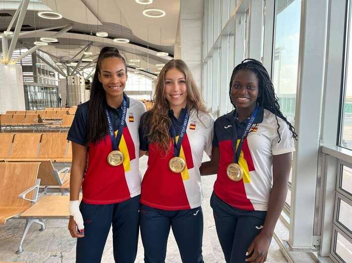 Sayna Mbengue, Alba Spugnini y Maria Gomes, en el aeropuerto/TA.