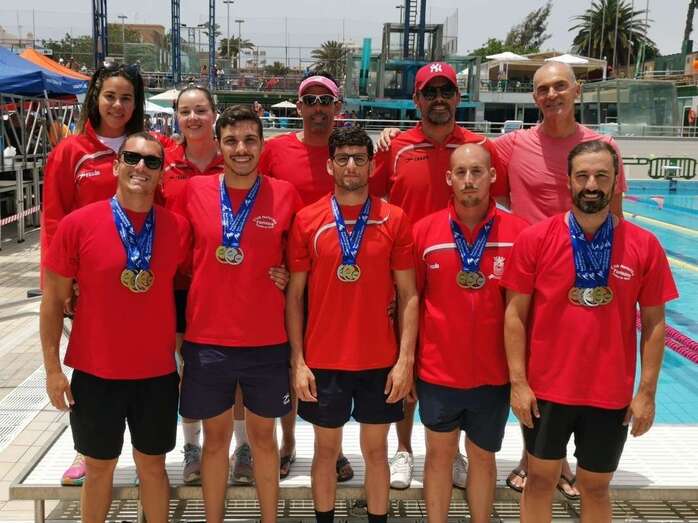 Foto de grupo de los nadadores del Faynagua / TA
