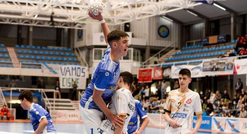 Marko Ojeda, en el partido del Sector Juvenil de Balonmano entre el Cisne y el Ademar de León/Cristina Saiz.