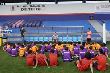 La alcaldesa visita la primera edición del campus de verano de Roque Mesa en Telde/TA.