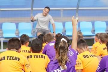 La alcaldesa visita la primera edición del campus de verano de Roque Mesa en Telde/TA.