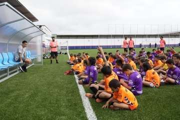 La alcaldesa visita la primera edición del campus de verano de Roque Mesa en Telde/TA.